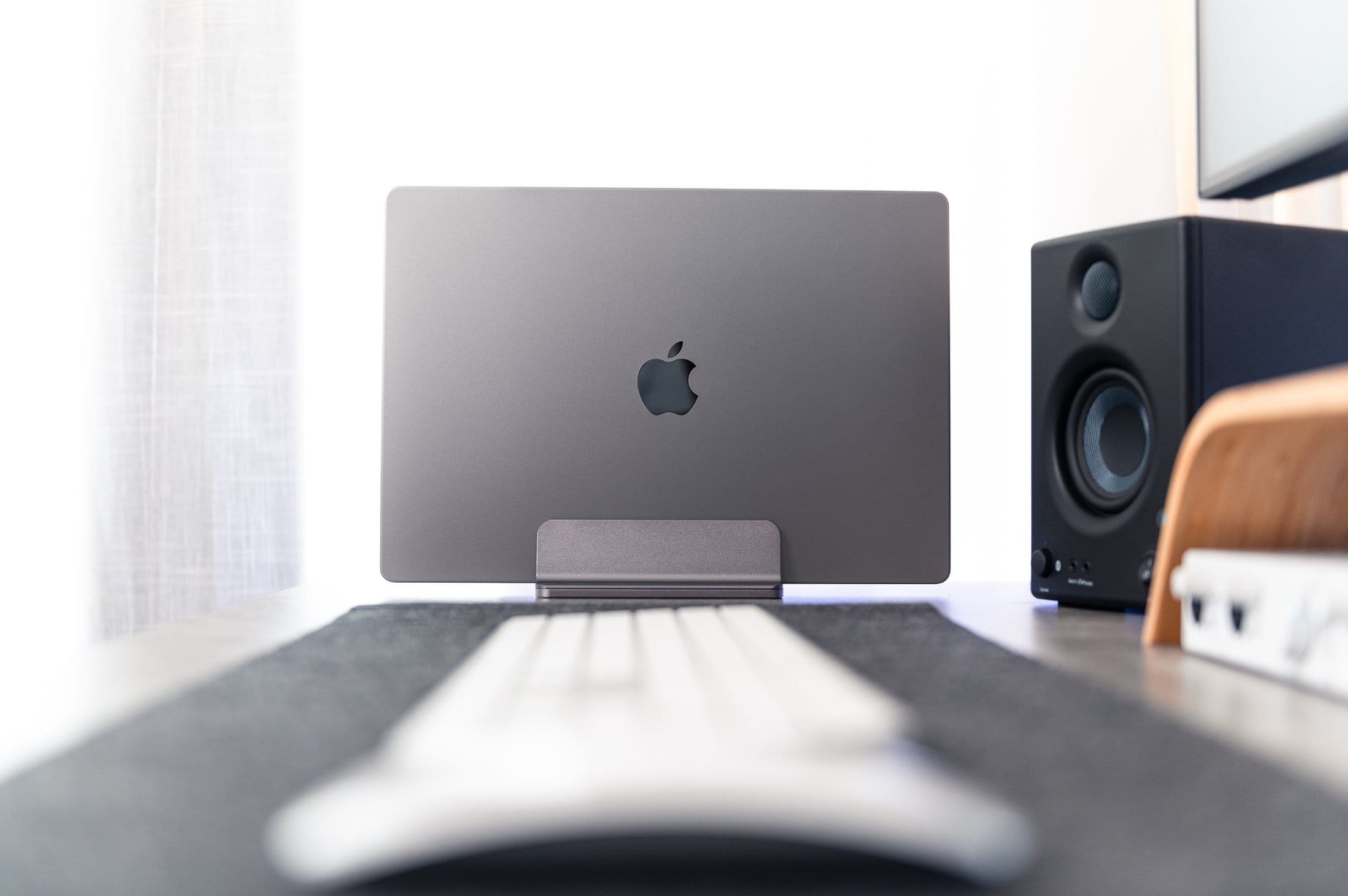 tony-sam-noel-desk-setup-macbook-02.webp